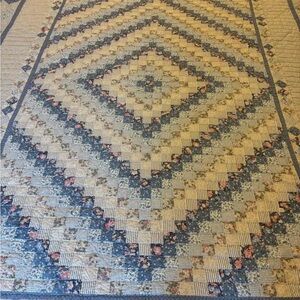 EUC Handmade Elegant Shabby Chic Floral Patchwork Quilt Blue/Cream King Size